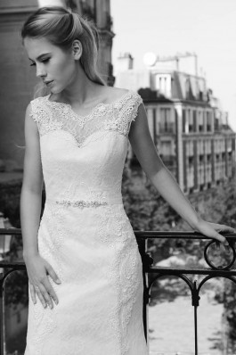Originální krajkové bílé tylové lehké a vzdušné splývavé svatební šaty...